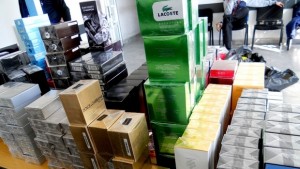 Хванаха в тайник на автобус парфюми и козметика менте