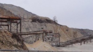 Работа в каменоломна потроши покрива на къща в близкото село