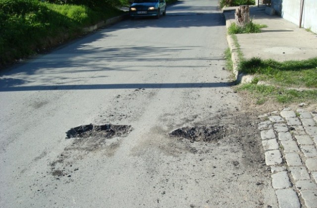 Вандали посегнаха на нов асфалт