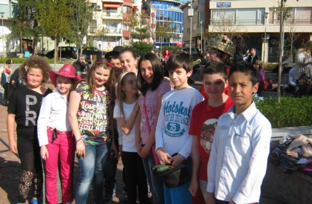 Четоха Шекспир и Сервантeс в центъра на Дупница. Сред четящите и зам.- областният Силвия Велкова