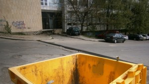 От Благоустрояване ще намерят в контейнера до пощата отпадъци оставени