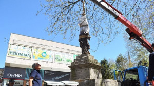 Момата от чешмата 2 часа отказва да се мести