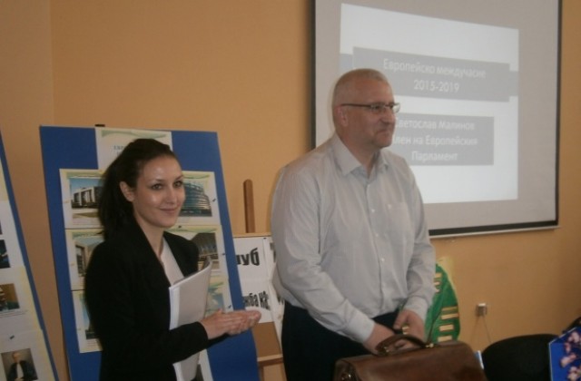 Евродепутатът Светослав Малинов запозна кюстендилски ученици с възможностите на ЕС