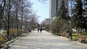 Строят библиотека върху паркинга до общината