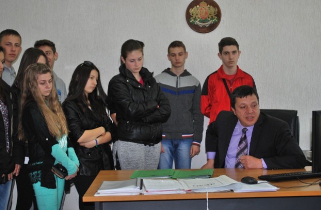 Ученици посетиха Районен съд - Ген.Тошево в Деня на отворените врати