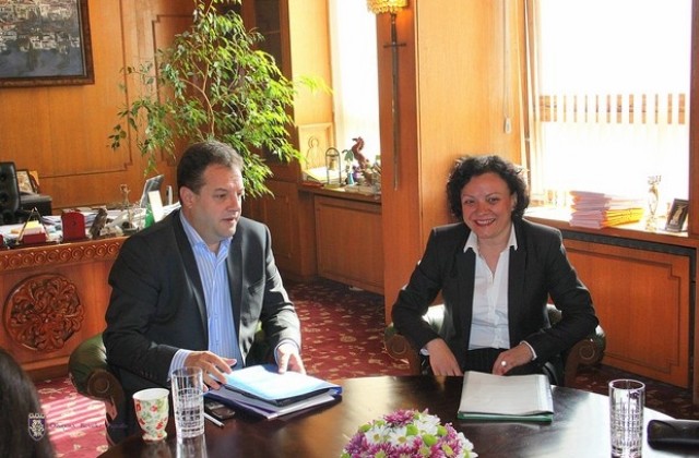 Кметът Даниел Панов обсъди важни екопроекти с министър Василева