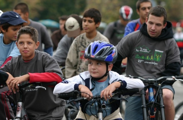 Колоездачи мерят сили в Морската градина