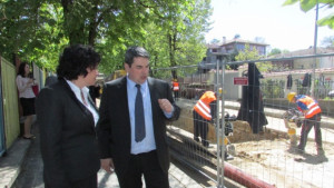 Министър Василева инспектира изграждането на канализация по горнооряховски улици