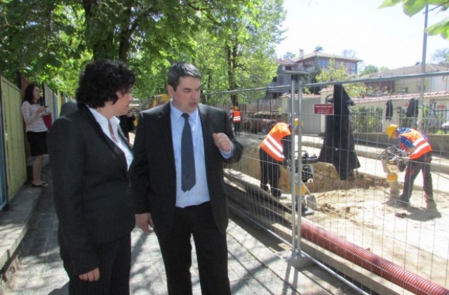 Министър Василева инспектира изграждането на канализация по горнооряховски улици