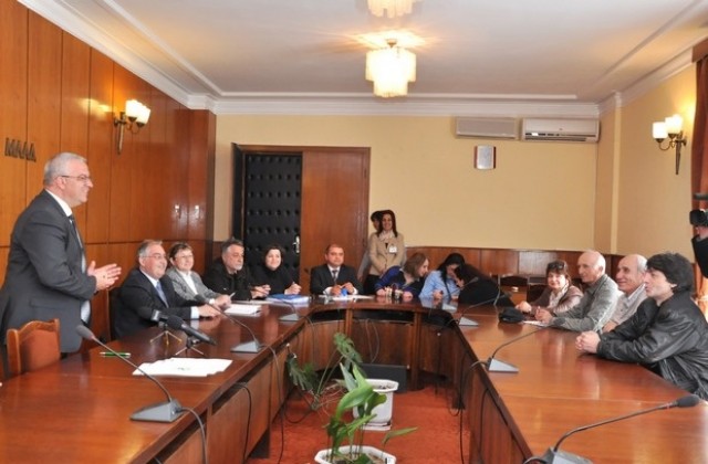 Кметът подписа първите договори за техническото обследване на жилищни сгради във Враца