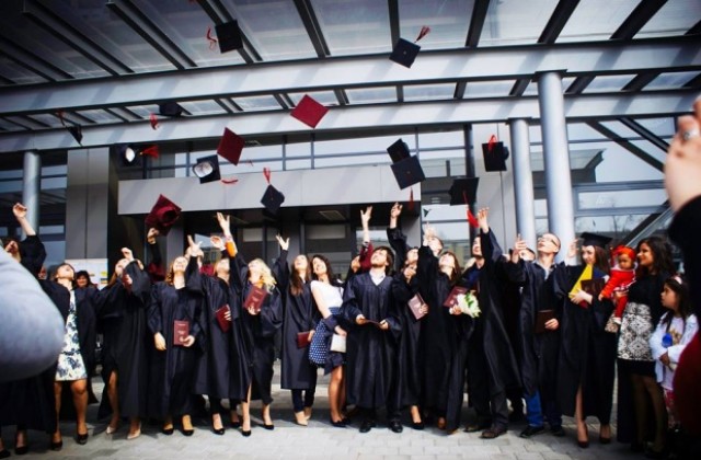 900 студенти от най-големия факултет на ПУ взимат своите дипломи