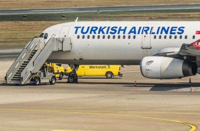 Турски самолет се приземи в Истанбул с горящ двигател
