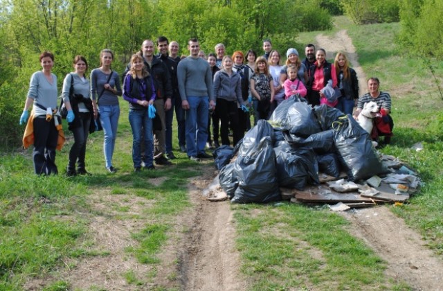 Зам.-кмет и общинари чистиха крайградската зона над Старческия дом
