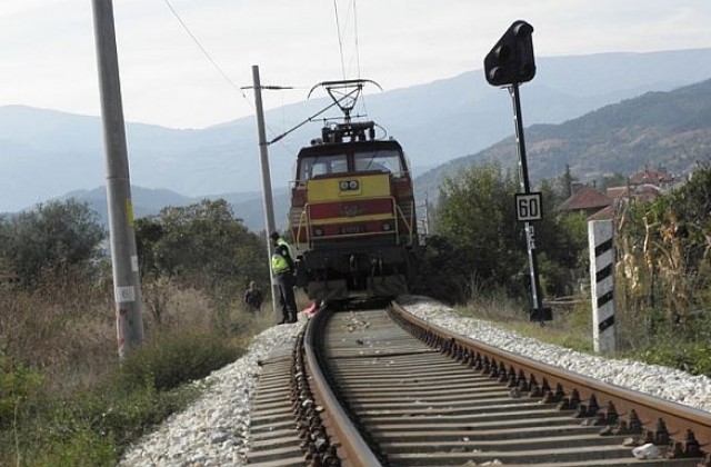 Влак отнесе мъж край Дупница