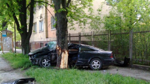 Водач изпадна в кома след сблъсък в дърво