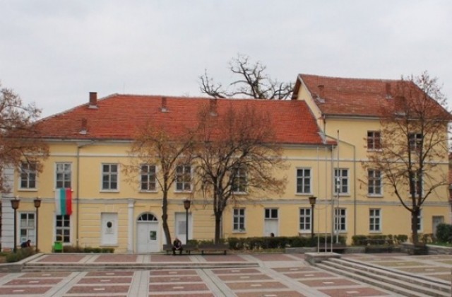 С 383 000 лв. ремонтират читалището в Елена