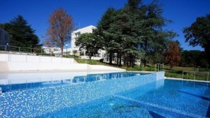 Шеф на държавен комплекс пускал снимки от чужбина докато е