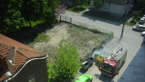 Горящ контейнер до църква вдигна на крак пожарната