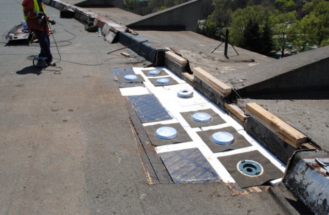 Специална система отводнява покрива на зала Конгресна (СНИМКИ)