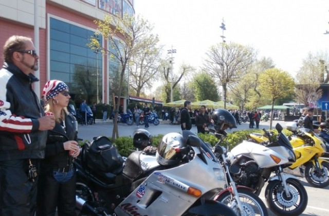 Красавици, бира и мощни мотори превзеха открития паркинг на варненски мол (СНИМКИ)