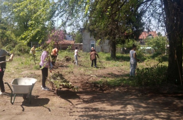 Русенци почистиха занемарена площадка