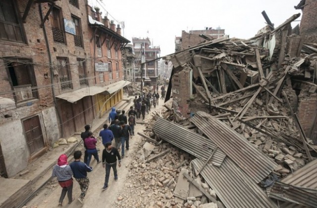 Броят на жертвите в Непал расте, десетки вторични трусове (ВИДЕО)
