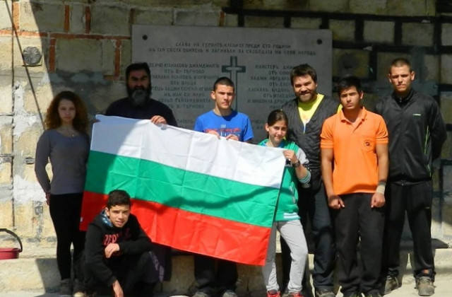 Ученици почетоха паметта на мъчениците от Велчовата завера