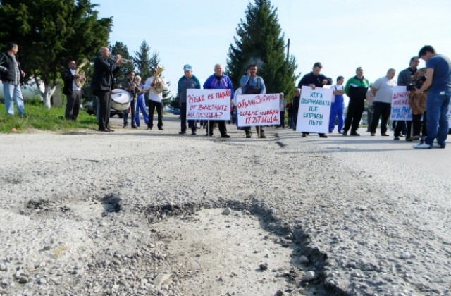 Жители на Златарица излязоха на протест заради разбити пътища