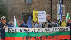 Протест пред президентството в подкрепа на министър Ненчев