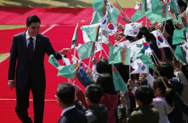 В Туркменистан президентът получи уникален орден