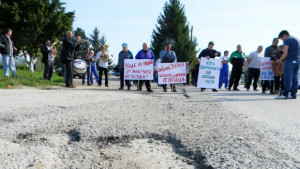 Жители на Златарица протестираха срещу разбити пътища