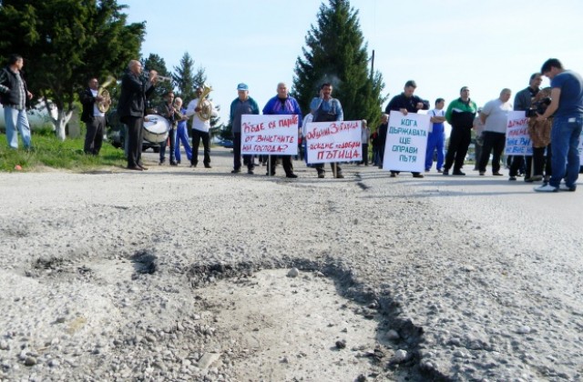 Жители на Златарица протестираха срещу разбити пътища