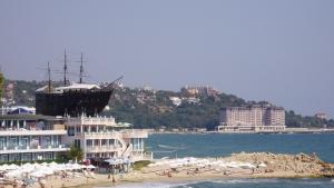 Курортите край Варна чакат втора вълна румънски туристи