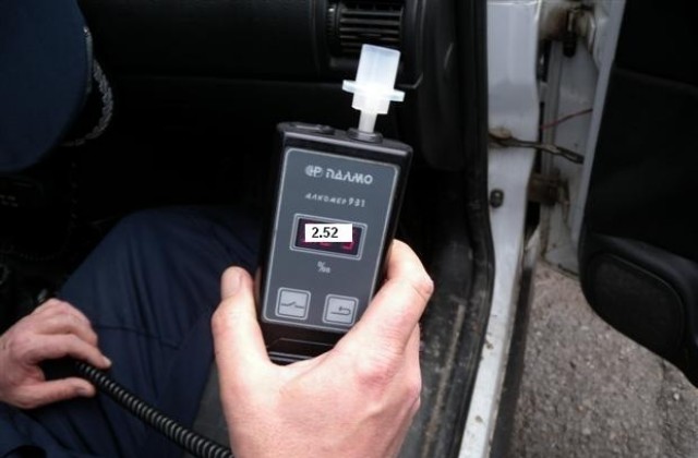 Пиян шофьор се блъсна в паркирани коли след здрав запой