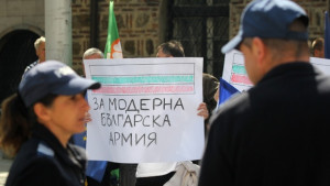 Два протеста пред президентството за и против НАТО