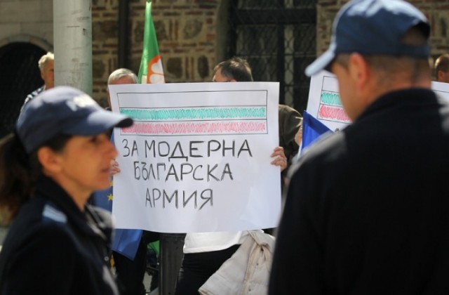 Два протеста пред президентството - за и против НАТО