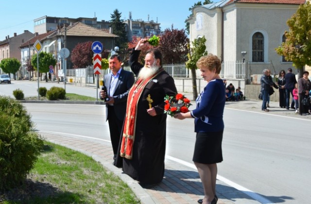 В Павликени осветиха новите кръгови кръстовища