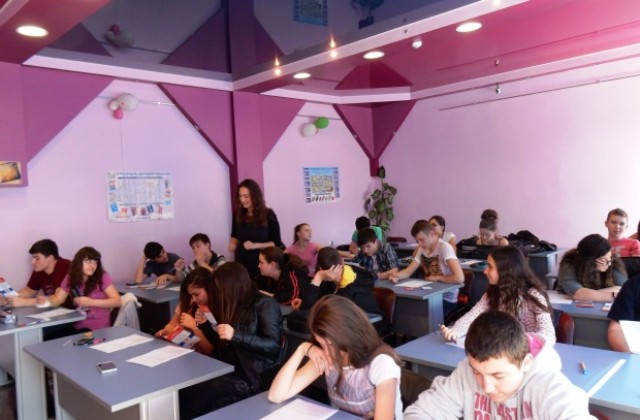 Ученици от Добрич се запознаха с модните послания на 2015 г.