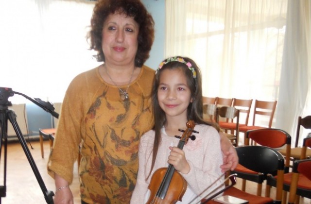 Кюстендилска цигуларка с отличие от Международния конкурс в Ниш