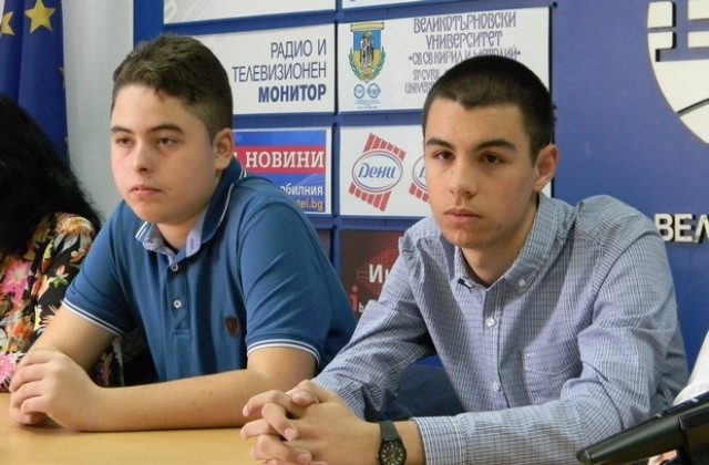 Дарителска кампания изпраща двама ученици от ПМГ на световно състезание в Москва