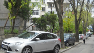 Колко глоби са паркирани по варненските тротоари СНИМКИ