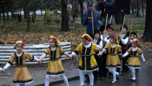 Малчугани гонят рекорд за найдълго детско хоро