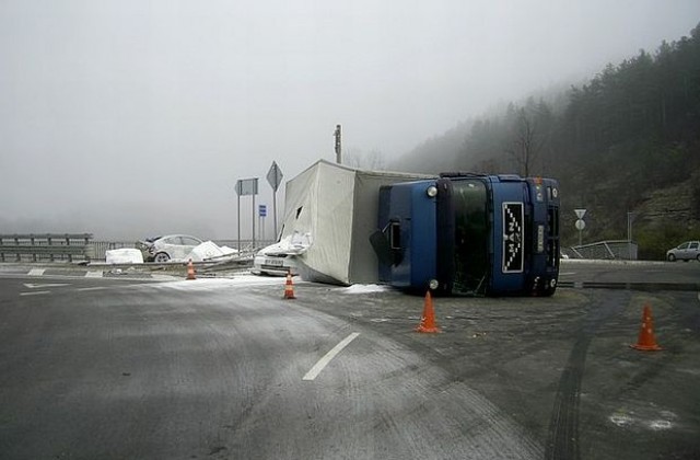 Отново инцидент с ТИР на кръговото при Бяла