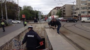 Бетонна плоча от подлез падна върху младеж в столицата