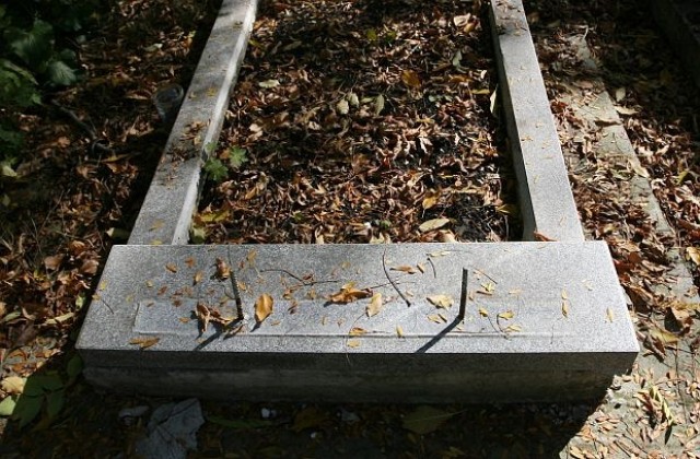 Гробището в Тополи закъса за места