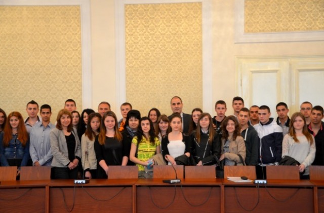 Горнооряховски отличници се срещнаха с Цветан Цветанов в парламента