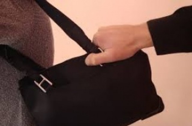 Спипаха двама джебчии, откраднали пари и козметика от дамска чанта