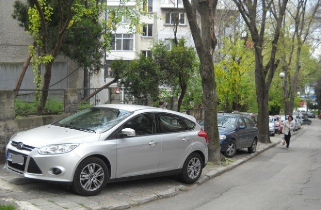 Едва три автопатрула следят за неправилно паркиране във Варна