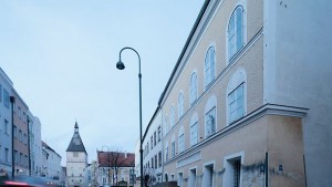 Споменът за Хитлер броди из родния му град 70 години