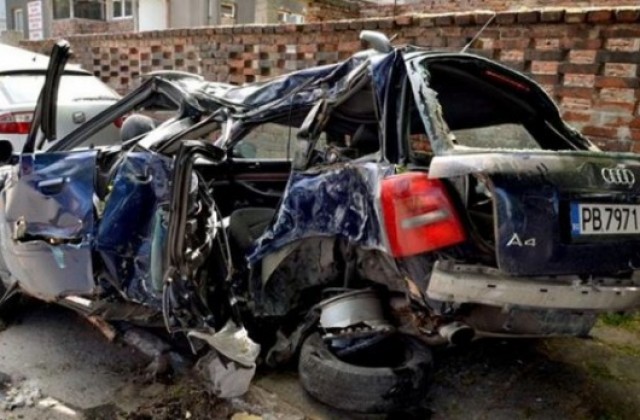 Оперираха шофьора от катастрофата в Стамболийски